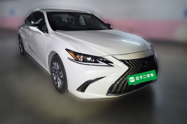 Used Lexus ES 2021 200 Excellence Edition Front Right 45 Deg