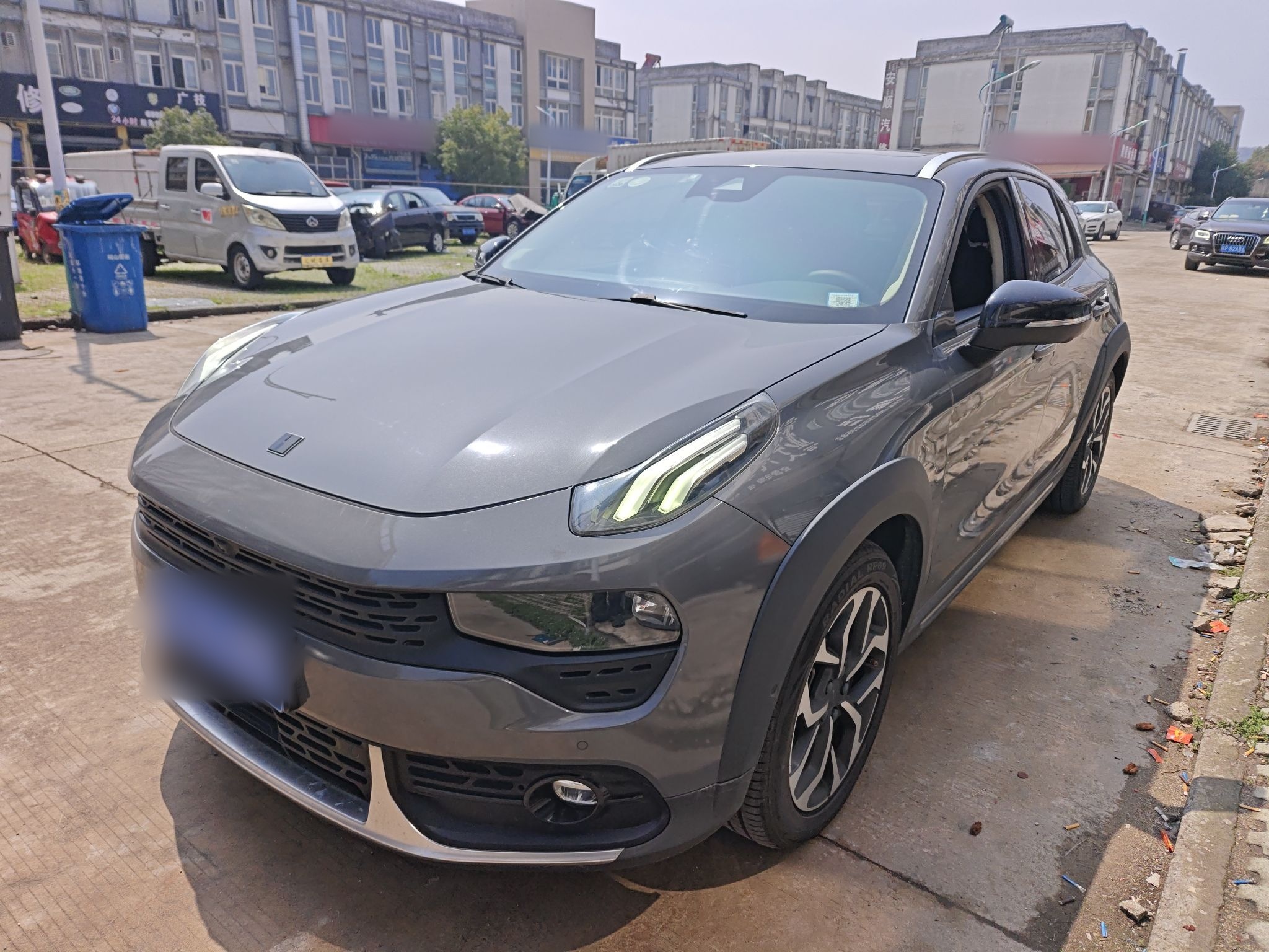 تحت مقدمة السيارة