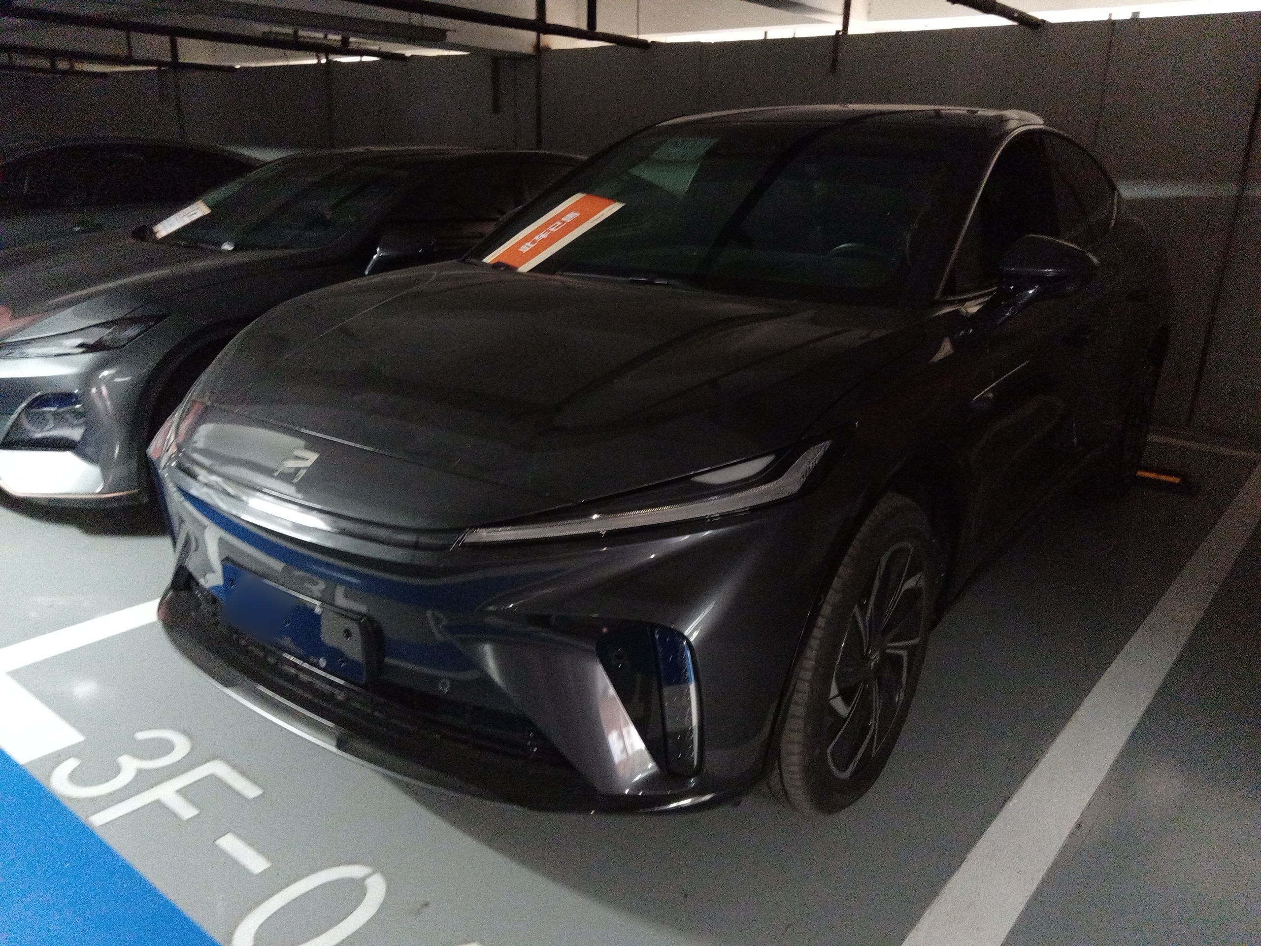 Под передней частью автомобиля