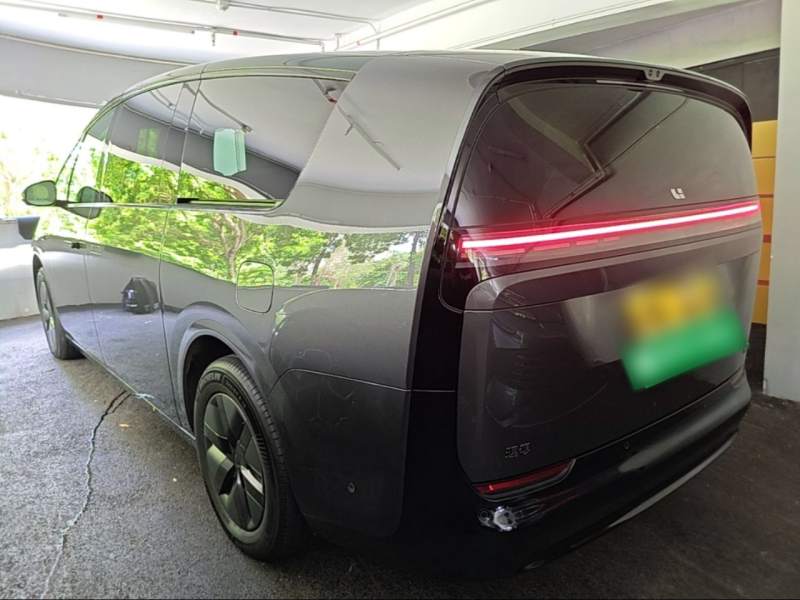 Used Li Auto MEGA 2025 Home Family Special Edition — 4