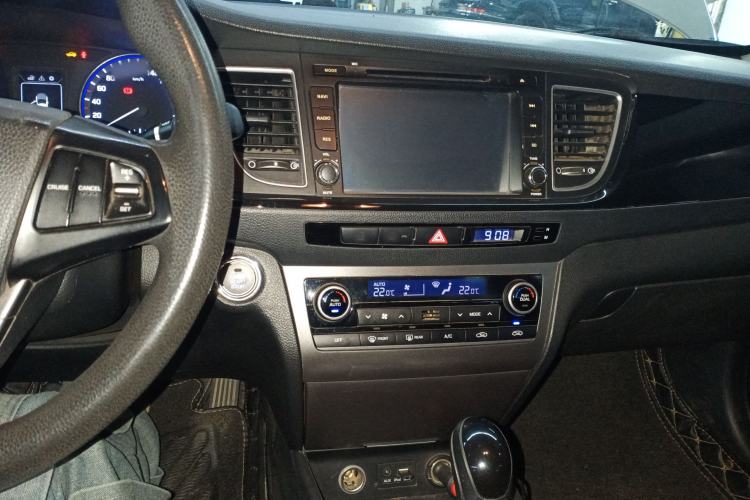 Used Hyundai Mistra 2014 1.8L Automatic Smart GLS Center Console