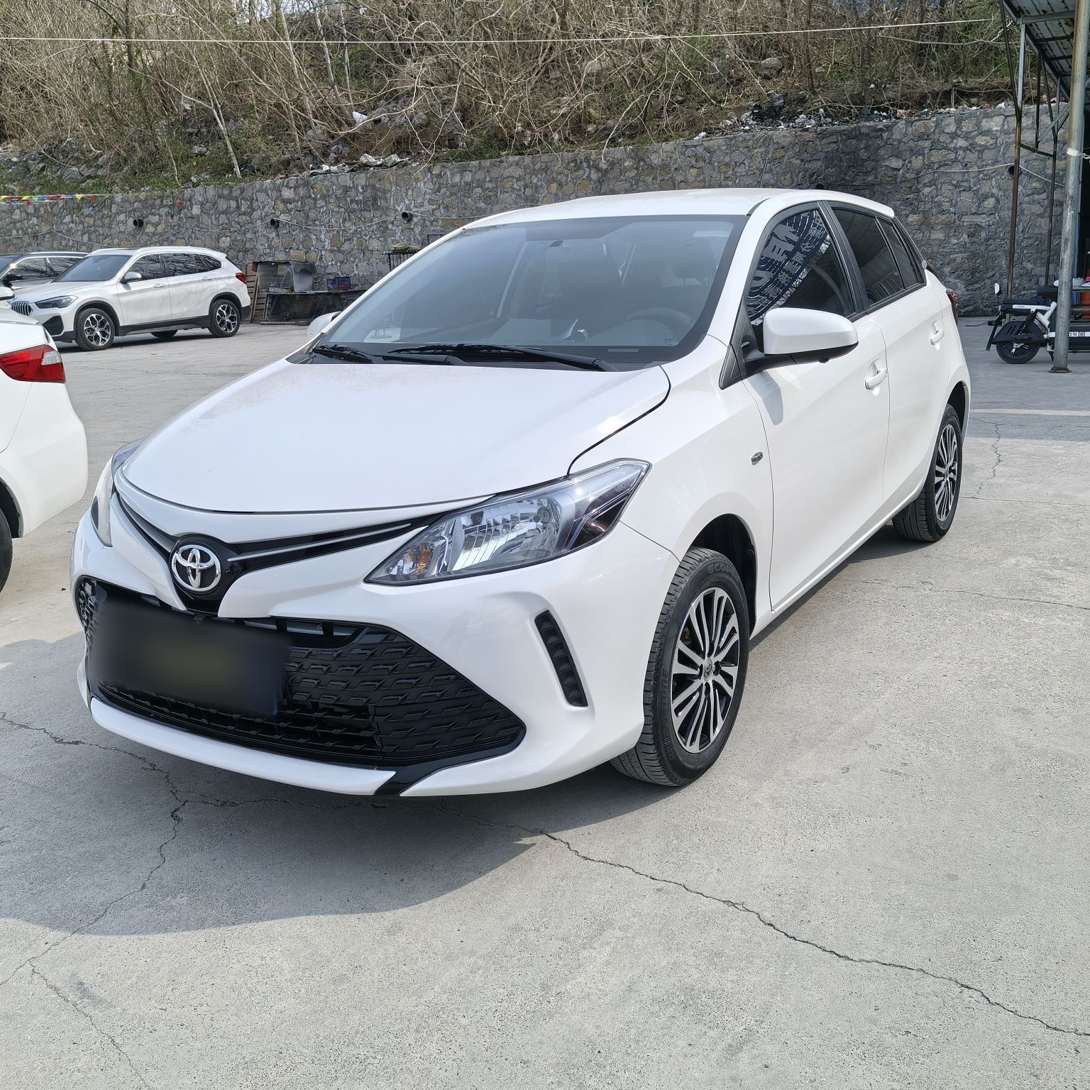 تحت مقدمة السيارة