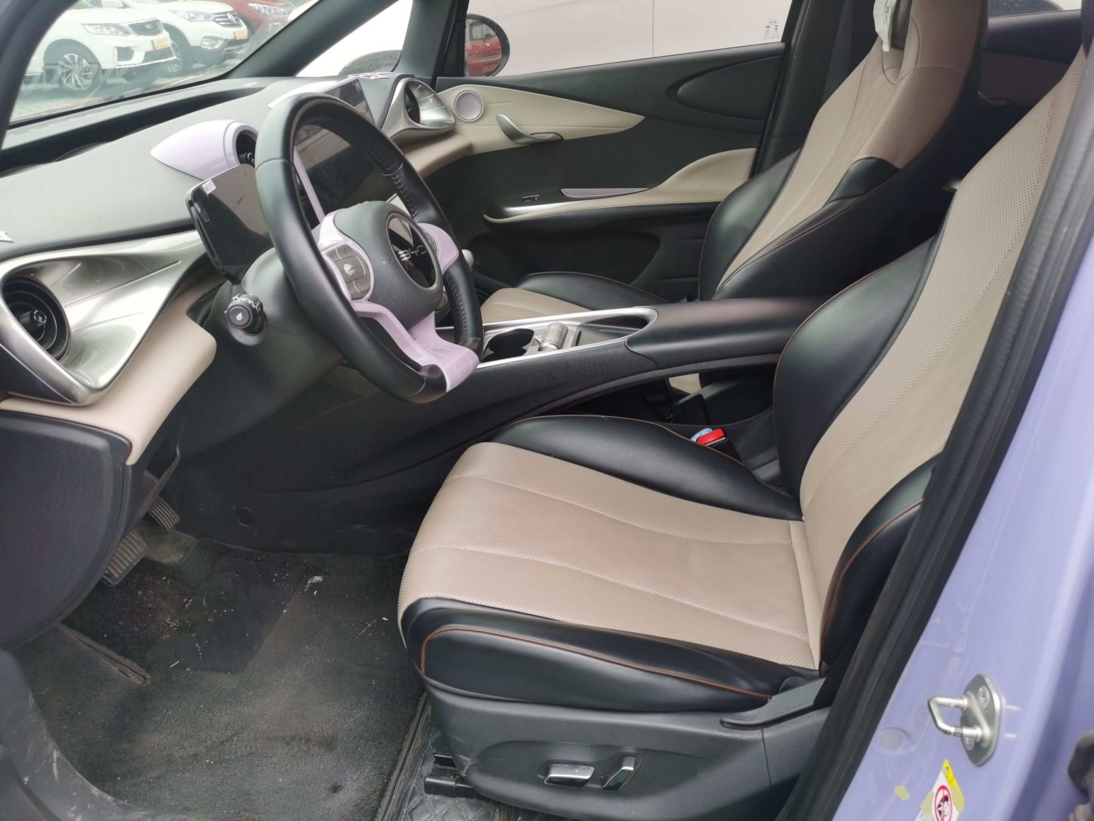 المقاعد الأمامية داخل السيارة