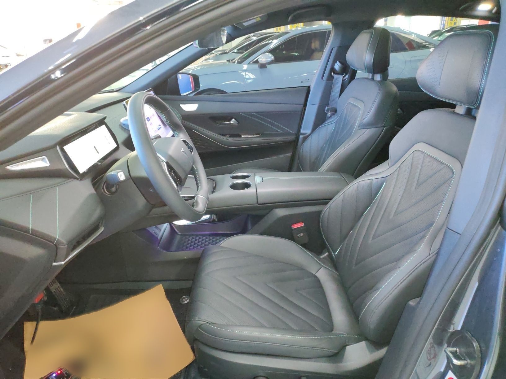 المقاعد الأمامية داخل السيارة