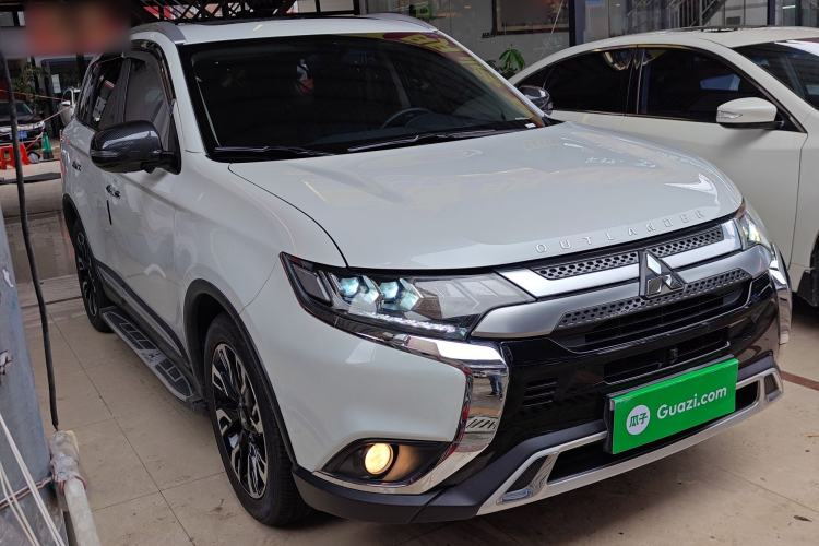 Used Mitsubishi Outlander 2019 2.4L Two-Wheel Drive ZhiXing Version 5 Seats China V Emission Standard Front Right 45 Deg