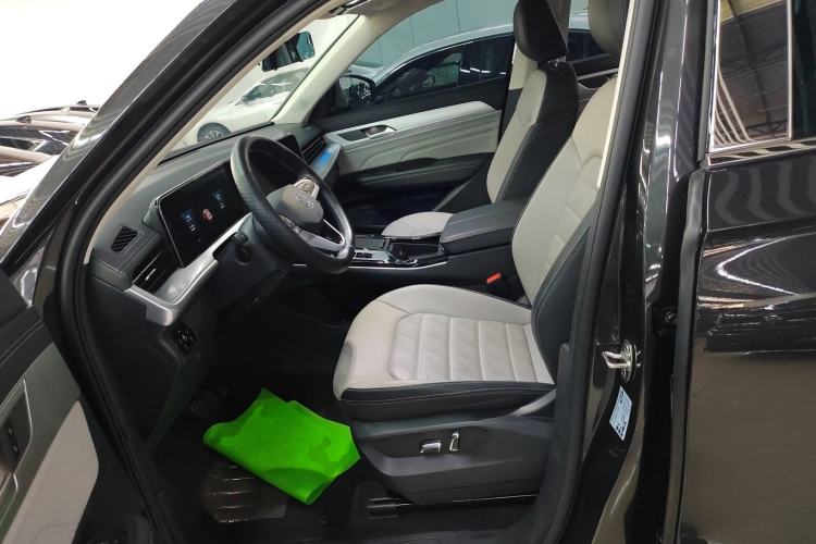 Used Volkswagen Tavendor 2024 330TSI Luxury Touring - All-Inclusive Edition Left Front Seat