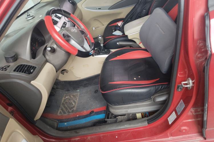 Used Hyundai Verna (older generation) 2010 Sedan 1.4L Manual Comfort GS Left Front Seat