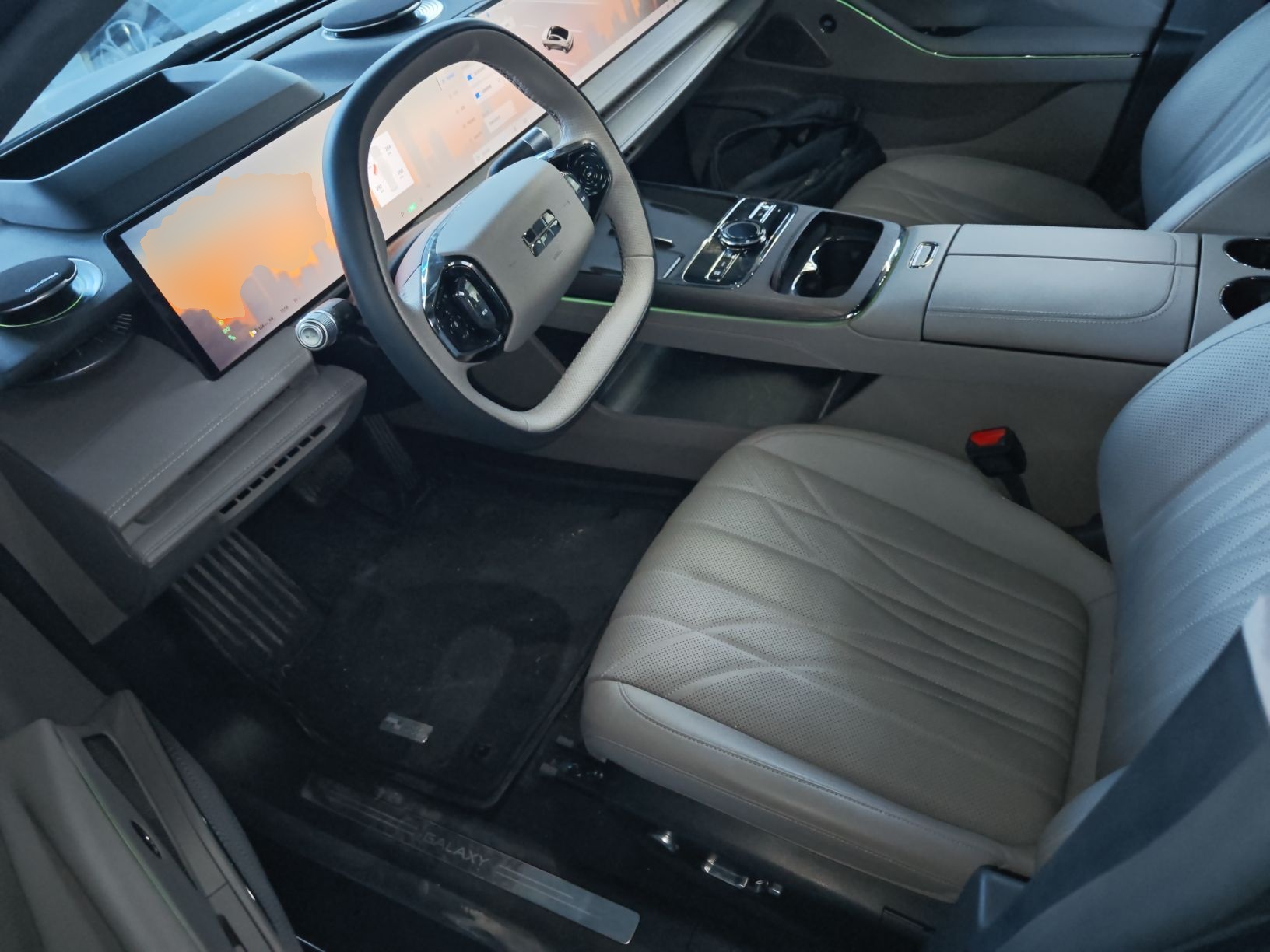 المقاعد الأمامية داخل السيارة