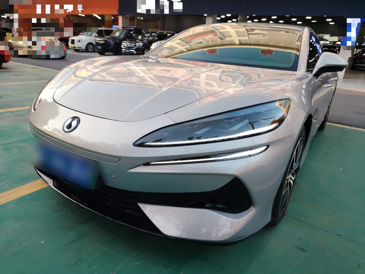 تحت مقدمة السيارة