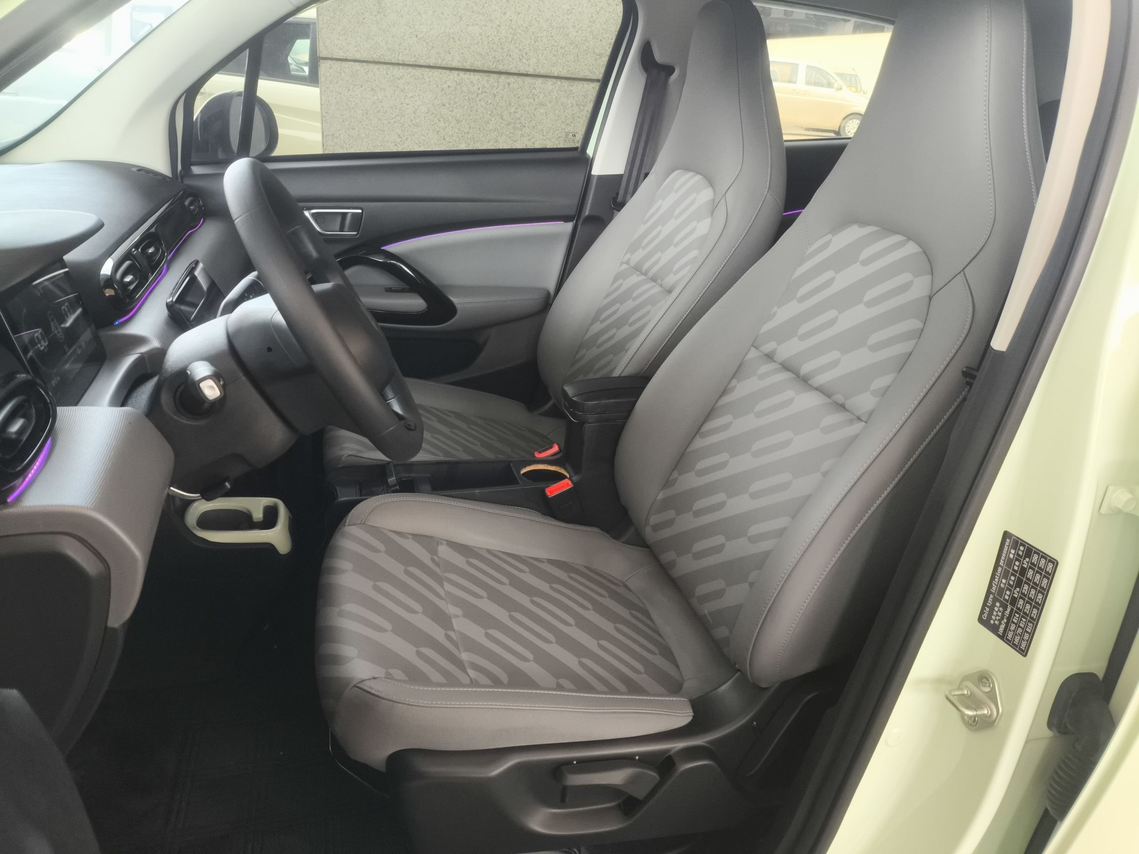 المقاعد الأمامية داخل السيارة