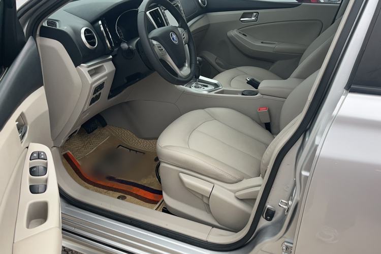 Used Venucia T70 2015 2.0L CVT Smart Edition
