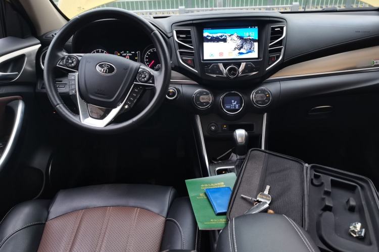 Used BYD Song 2016 Gaishi Edition 1.5TID Automatic Luxury Model Center Console