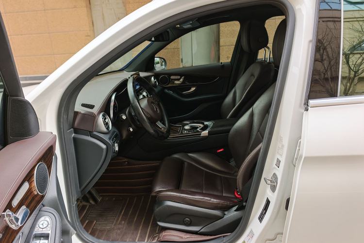 Used Mercedes-Benz GLC 2016 GLC 260 4MATIC Luxury Model Interior 2