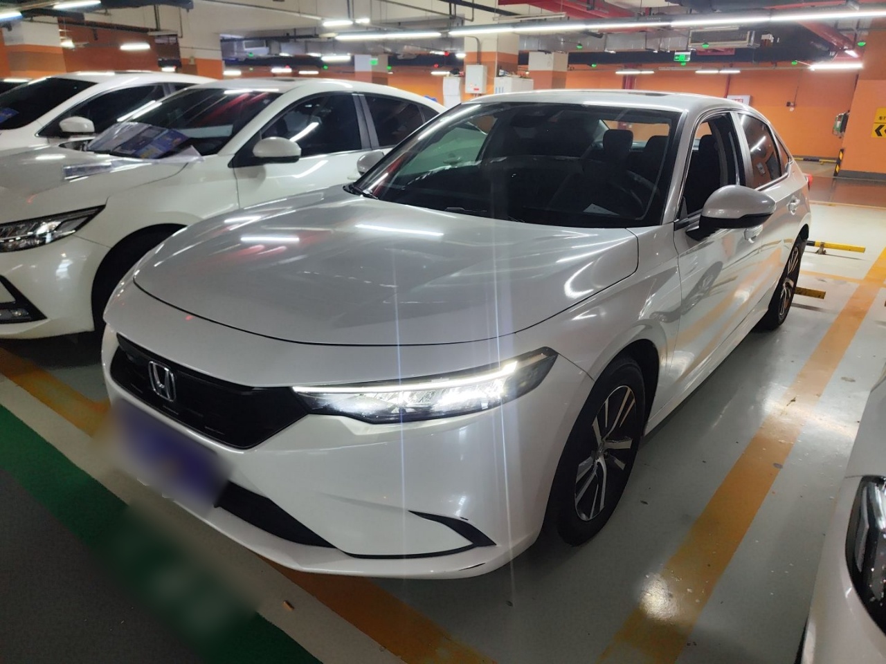 Под передней частью автомобиля