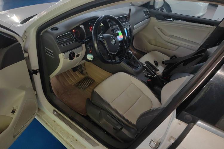 Used Volkswagen Sagitar 2015 230TSI Automatic Comfort Version Driver Seat