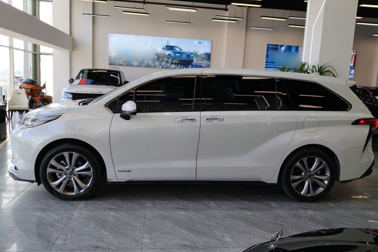 Used Toyota Sienna 2023 2.5L Hybrid Deluxe Edition
