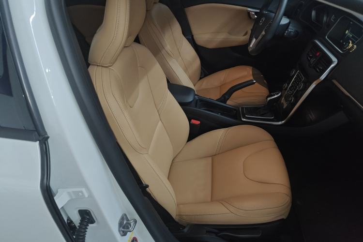 Used Volvo V40 2017 T3 Zhiyi Edition
