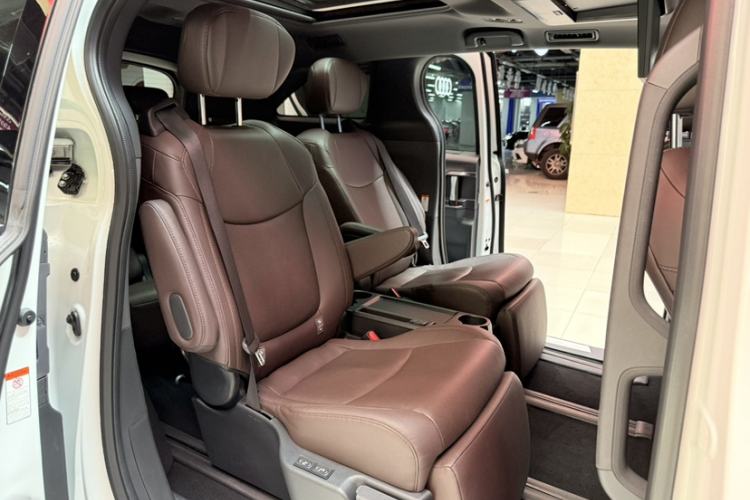 Used Toyota Granvia 2023 2.5L Hybrid Flagship VIP Edition
