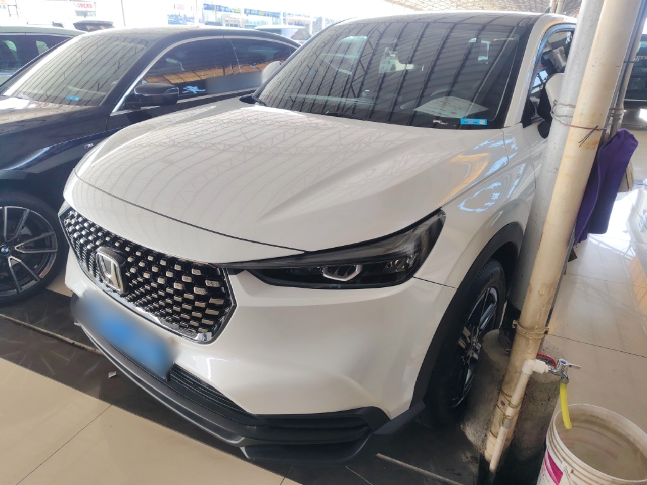 Под передней частью автомобиля