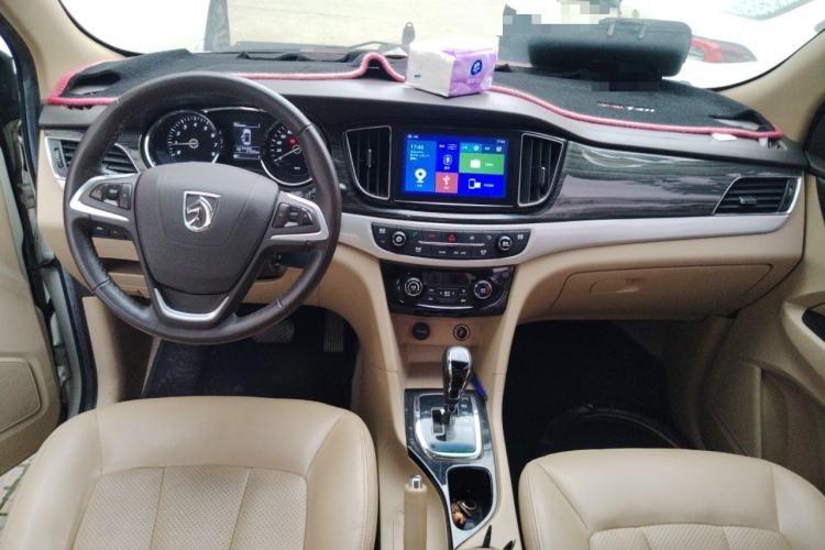 Used Baojun 730 2016 1.8L iAMT Luxury Model 7 Seats Center Console