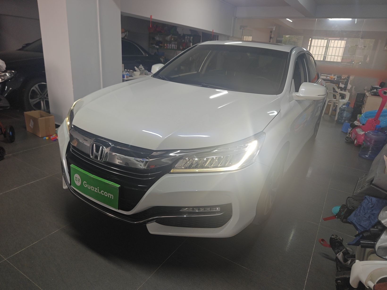 تحت مقدمة السيارة