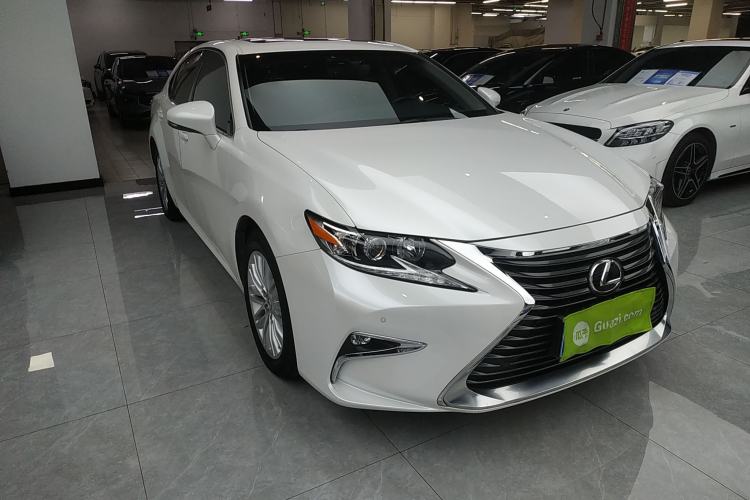 Used Lexus ES 2015 200 Elite Edition Front Right 45 Deg