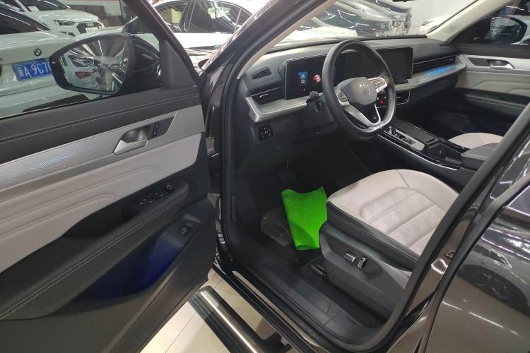 Used Volkswagen Tavendor 2024 330TSI Luxury Touring - All-Inclusive Edition Interior 3