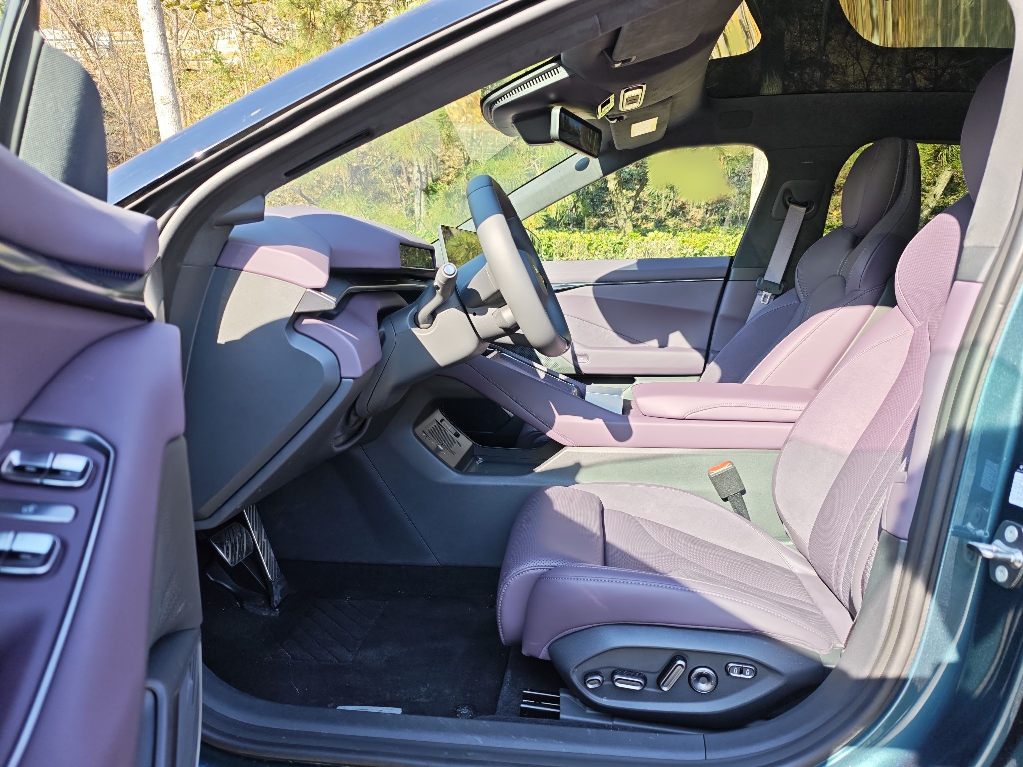 المقاعد الأمامية داخل السيارة