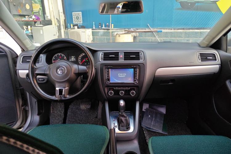 Used Volkswagen Sagitar 2014 Revised Version 1.6L Automatic Comfort Edition Center Console