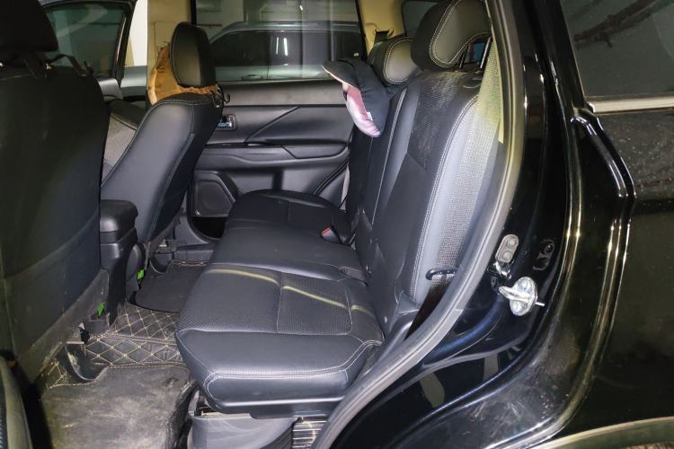 Used Mitsubishi Outlander 2017 2.0L Two-Wheel Drive Glory Edition 5 Seats Left Rear Seat