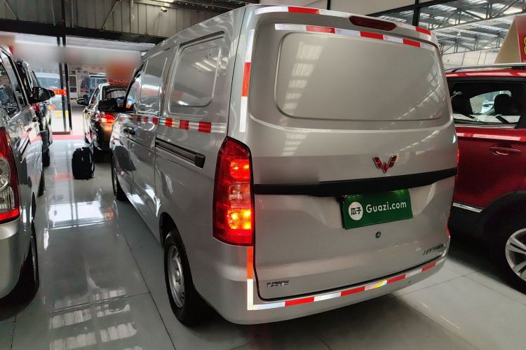 Used Wuling Hongguang V 2022 1.5L Jingqu Edition Enclosed-Window Vehicle with Hydraulic Power Steering LAR