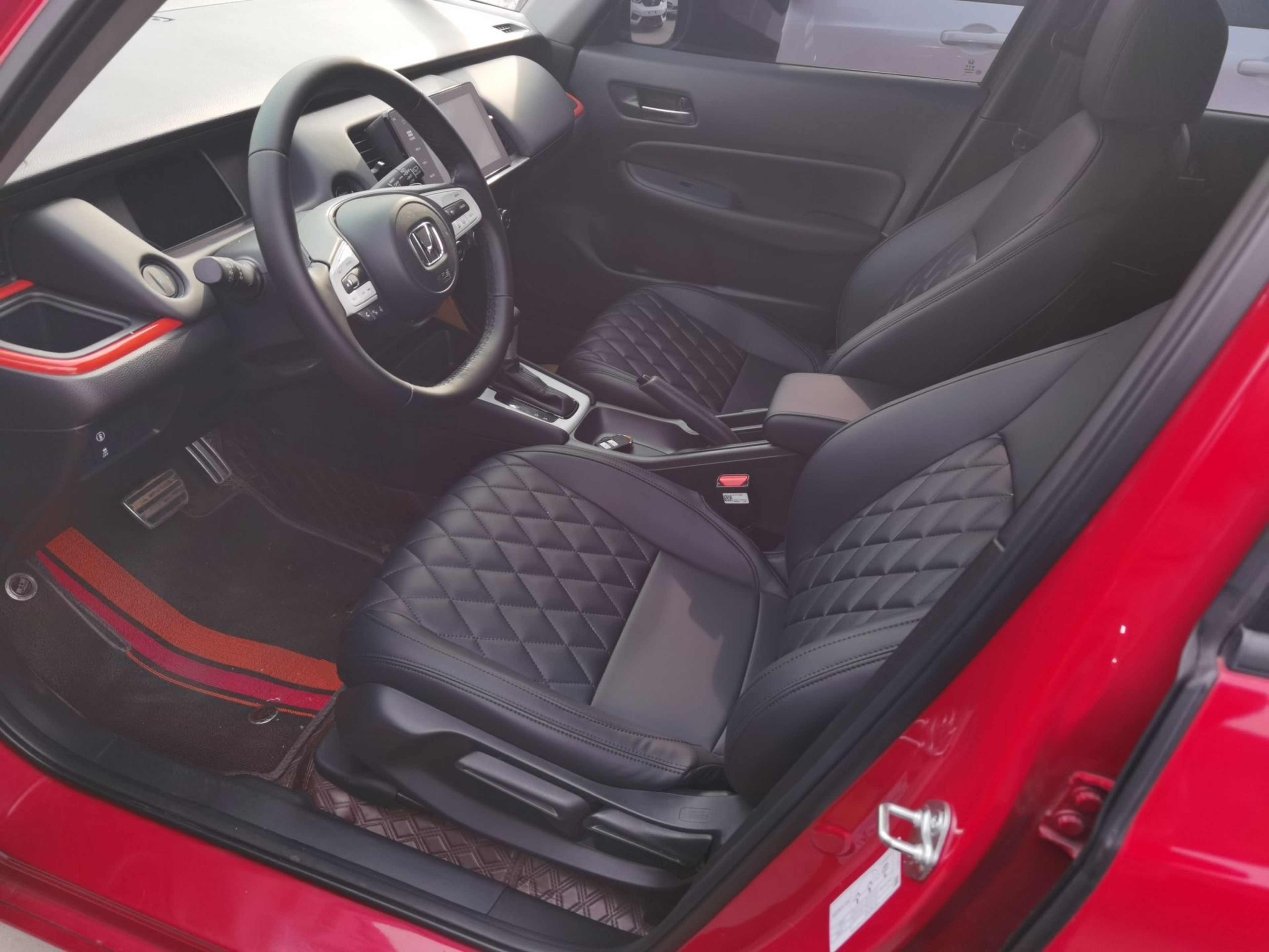 المقاعد الأمامية داخل السيارة