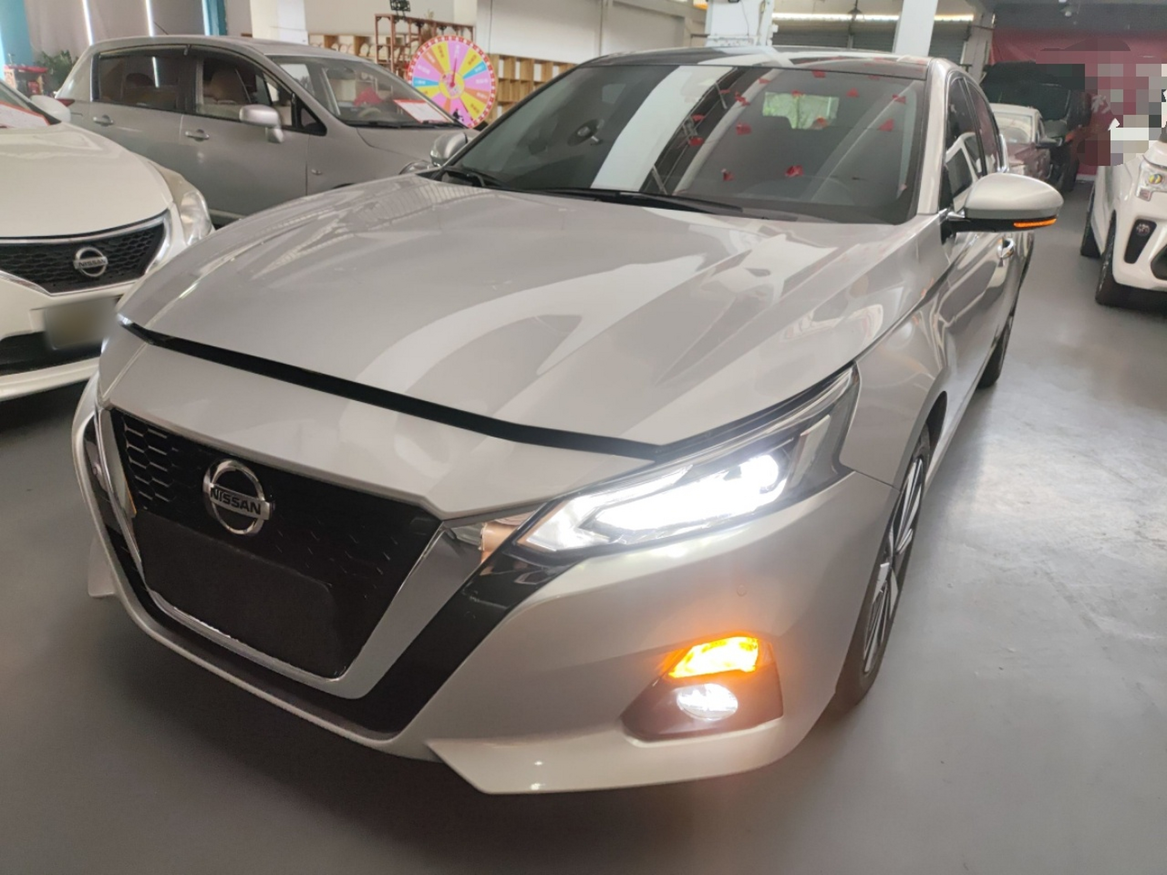 Под передней частью автомобиля