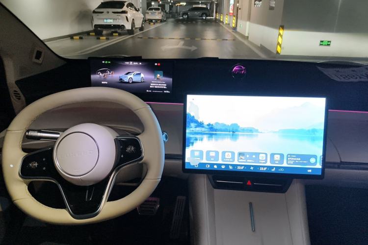 Used Hima Luxeed R7 2024 All-Electric 667 km Max Center Console