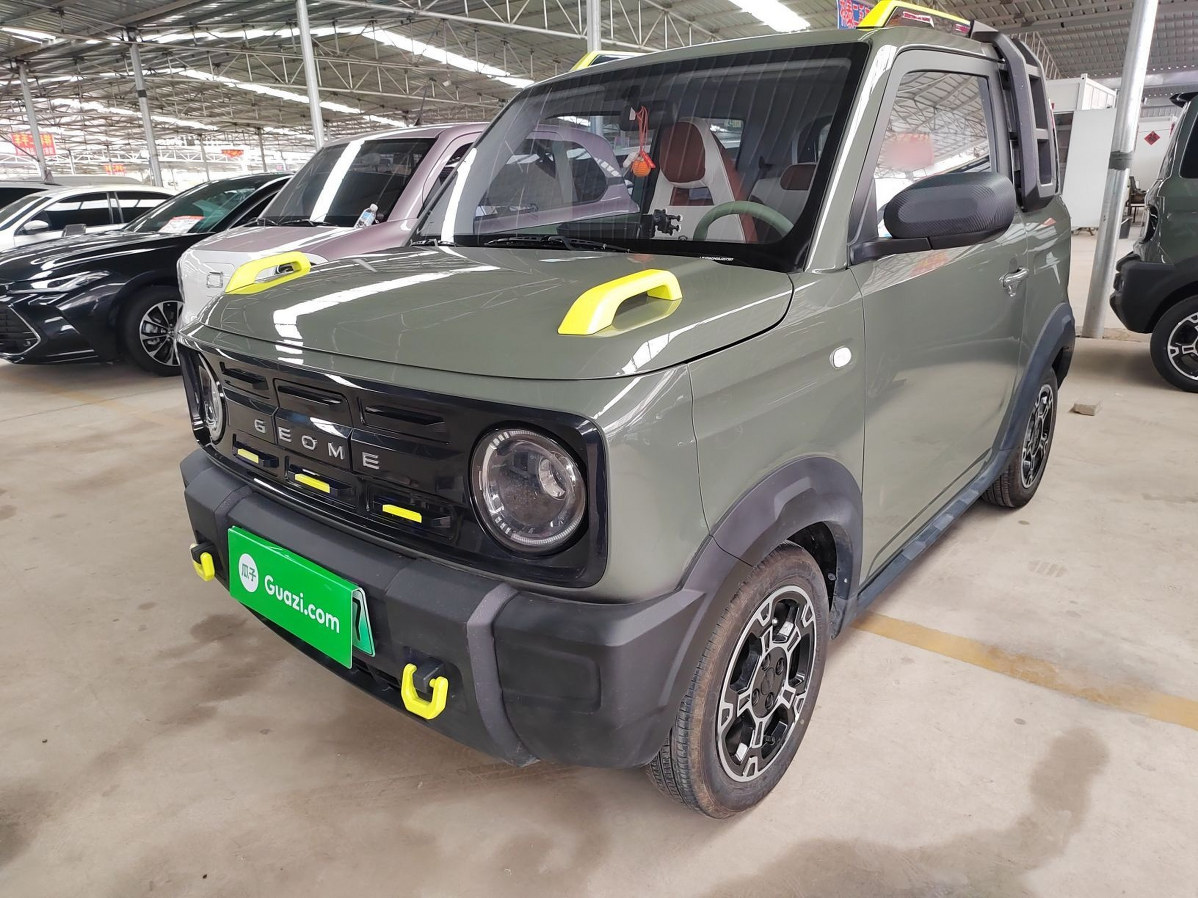 تحت مقدمة السيارة