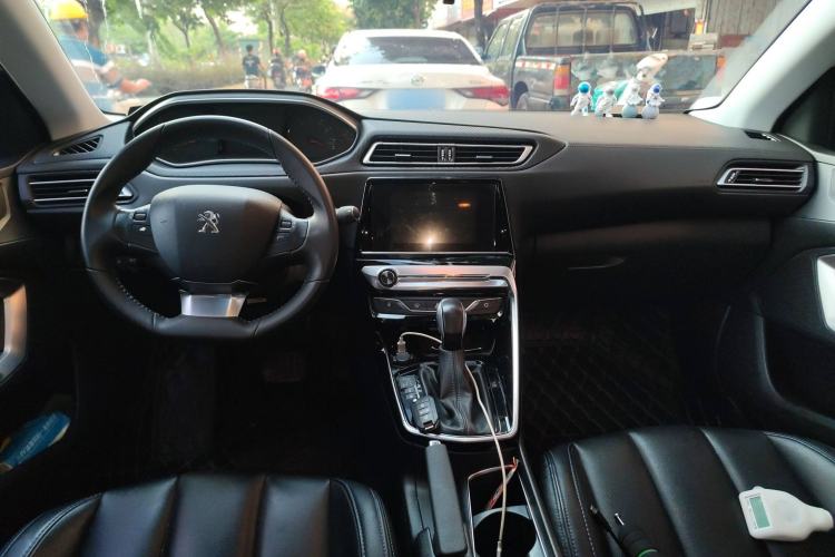 Used Peugeot 308 2018 230THP Automatic Luxury Edition Center Console