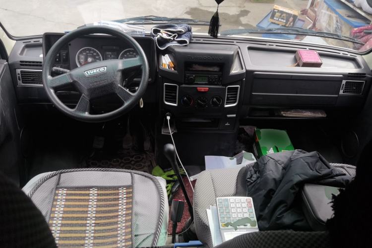 Used Iveco Daily 2021 2.5T A35 M1 Passenger Van 5-9 Seater Short Wheelbase Mid-Roof Design Dual Tires Manual Doors Center Console