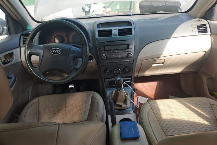 Used BYD L3 2012 1.5L Manual Comfort Edition Center Console