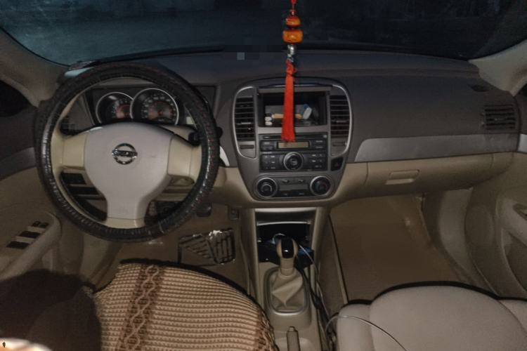 Used Nissan Sylphy 2012 Classic 1.6XE Manual Comfort Edition Center Console