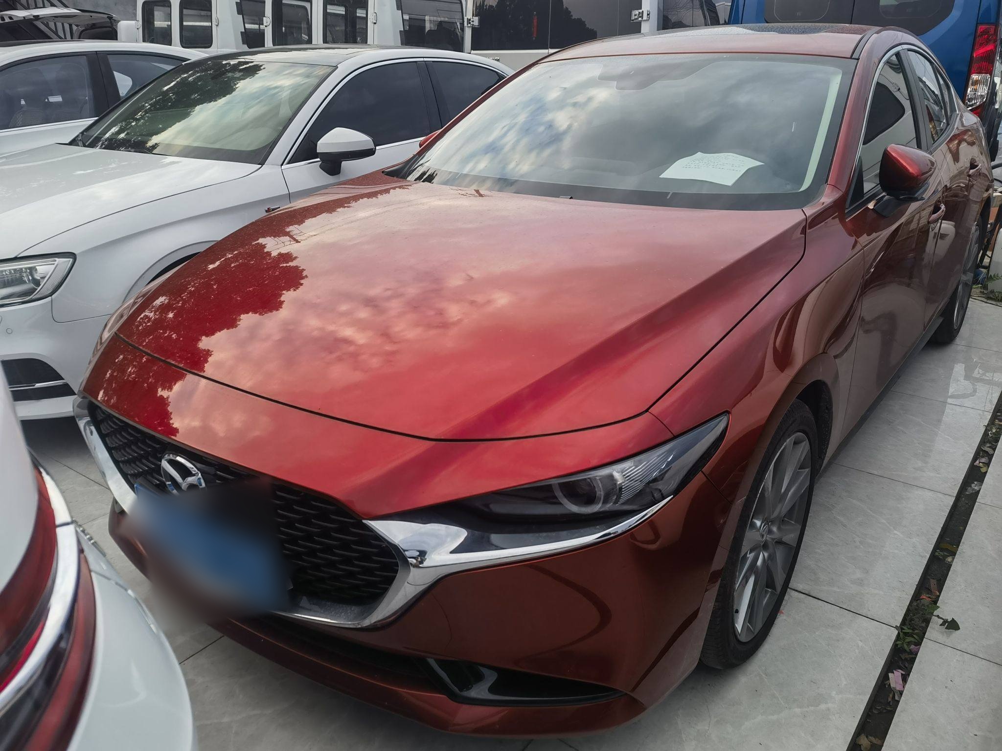 تحت مقدمة السيارة