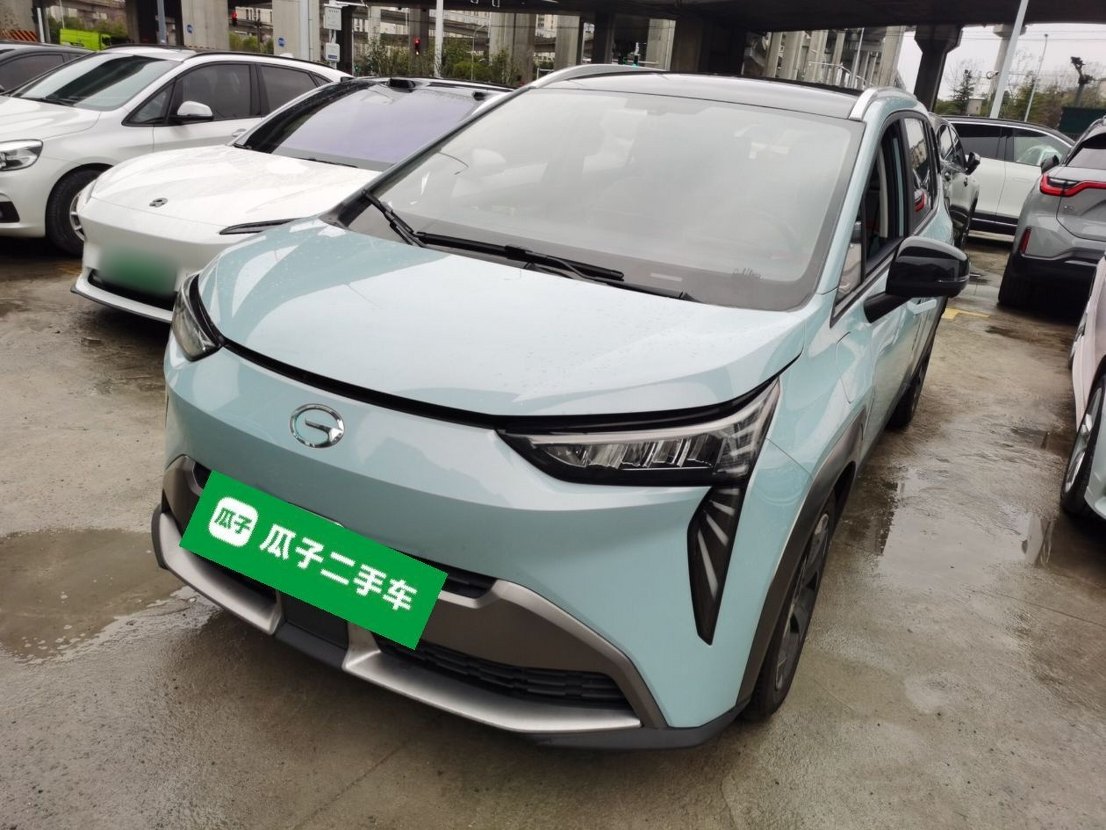 Под передней частью автомобиля