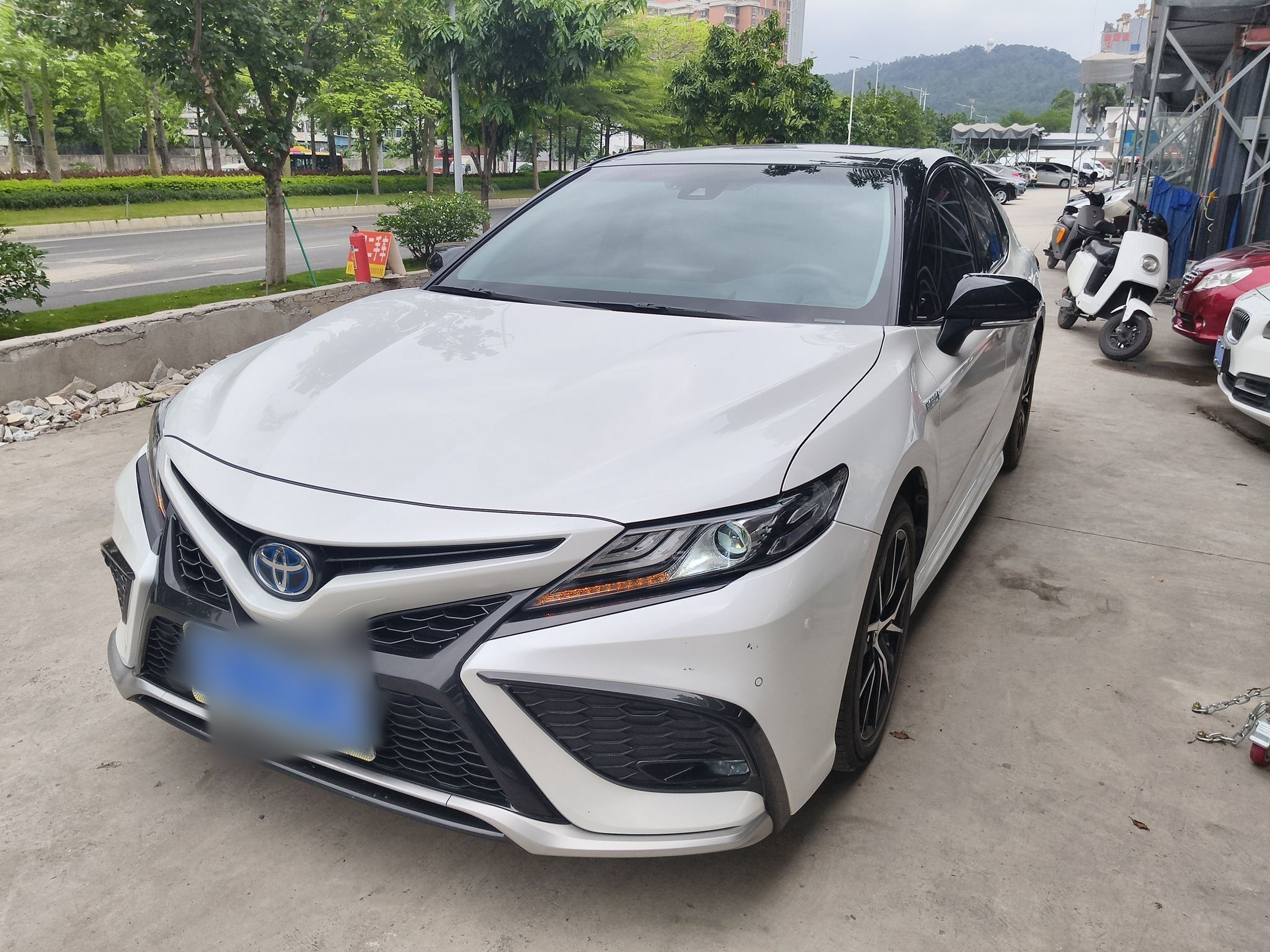 Под передней частью автомобиля