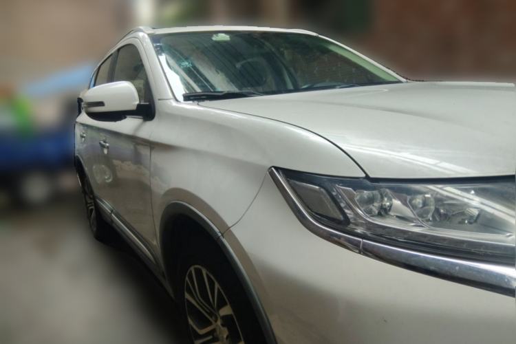 Used Mitsubishi Outlander 2018 2.4L 4x4 Elite Edition 5 Seats Front Right 45 Deg