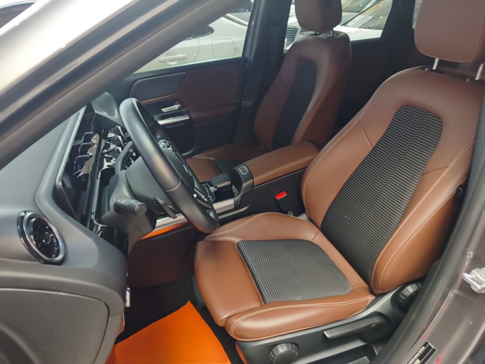 Переднее сиденье в автомобиле