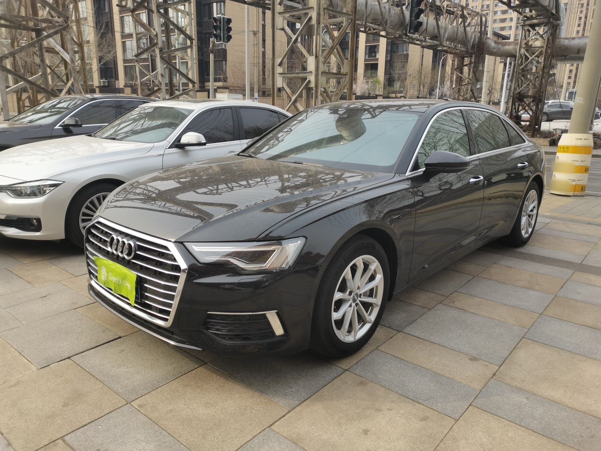 Под передней частью автомобиля