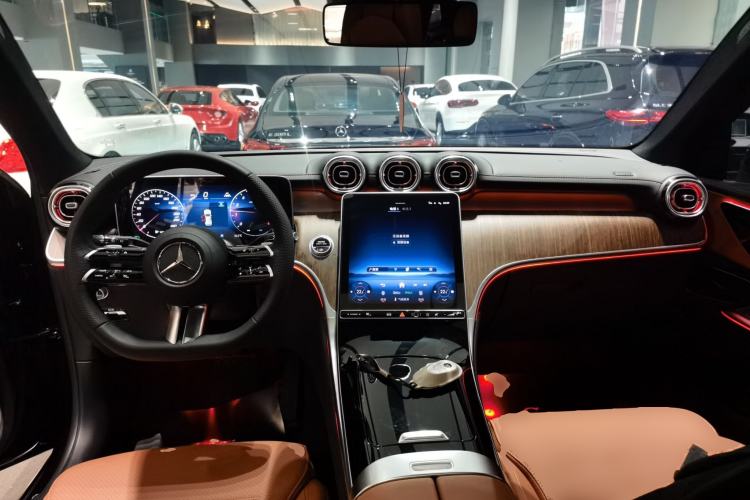 Used Mercedes-Benz GLC 2025 Refreshed GLC 300 L 4MATIC Dynamic Version 5 Seats Center Console