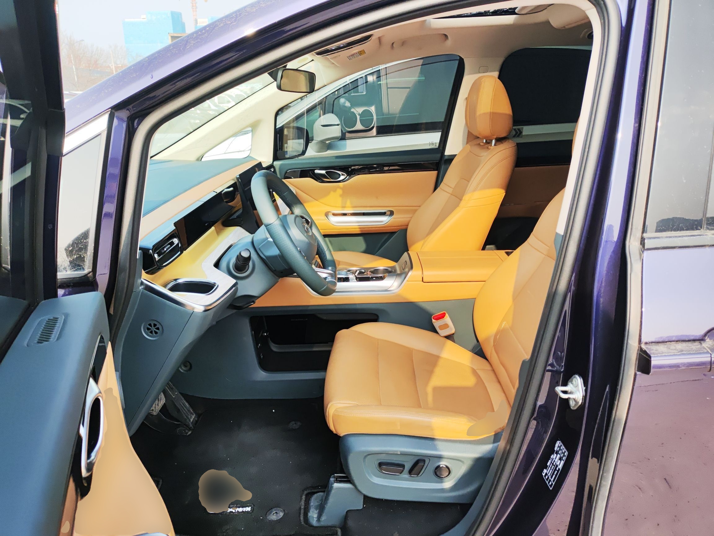 المقاعد الأمامية داخل السيارة