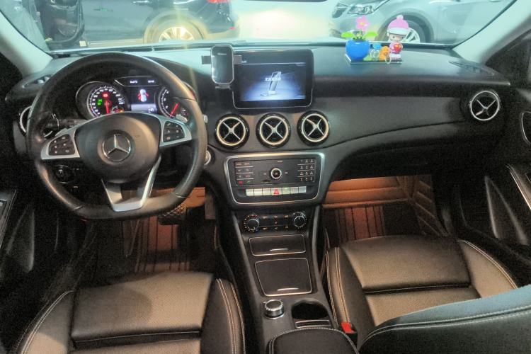 Used Mercedes-Benz GLA 2019 GLA 200 Dynamic Edition Center Console