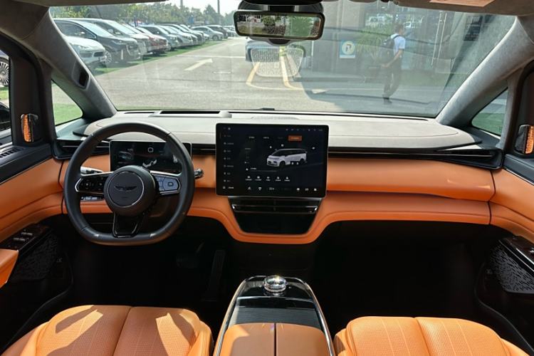 Used Geely Galaxy LEVC L380 2024 140-Degree 6-Seater All-Wheel-Drive Ultra Interior 9