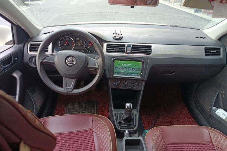 Used Skoda Rapid Spaceback 2016 Revised 1.6L Manual Chuanxing Edition Center Console